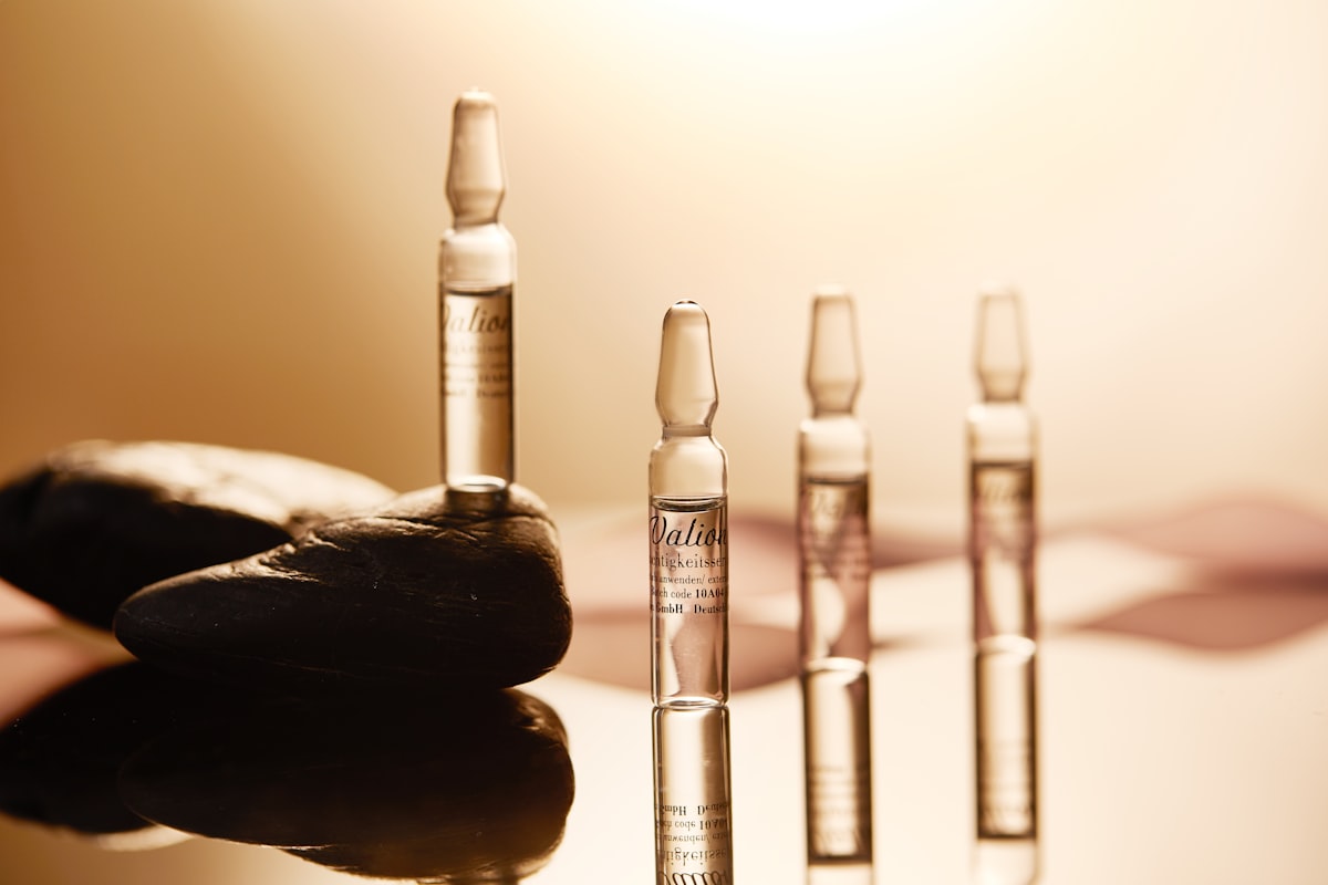 Ampullen und Infusionsfläschchen in ruhiger, warmer Wellness-Umgebung