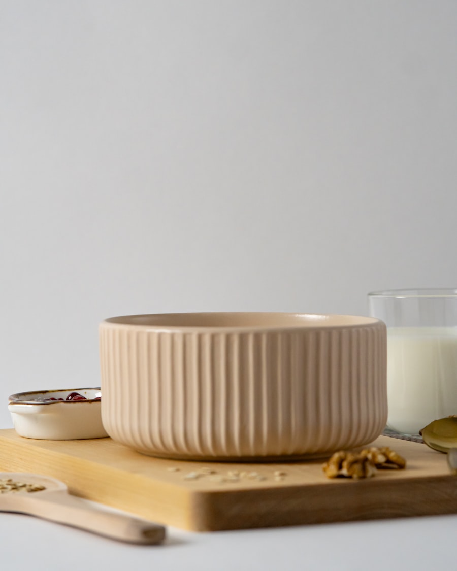 Frische, natürliche Lebensmittel auf hellem Untergrund — Ernährungsberatung bei Kathara