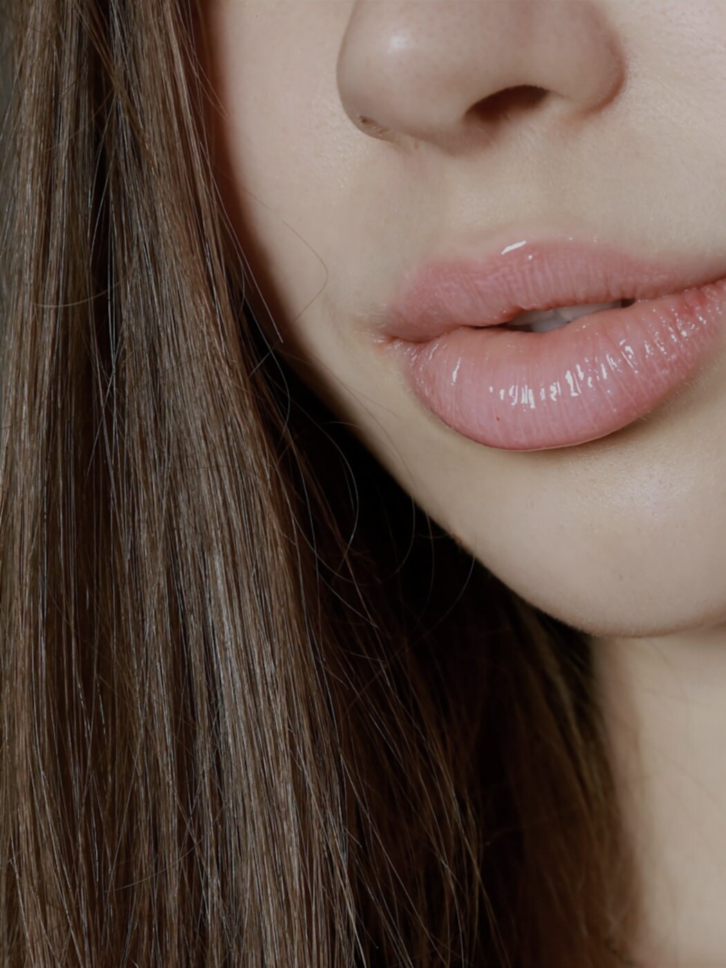 Nahaufnahme der Lippen- und Jawline-Kontur, natürliches warmes Licht